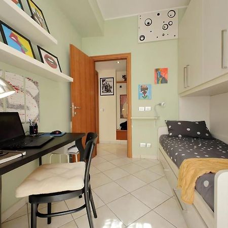 Relax Rome With 2 Balconies - 2 Bedroom Flat, 3Rd Floor With Lift, High Comfort, Quite, A Walk From Urban Train Station Gemelli And Metro A Stops Battistini & Cornelia Connecting To Center In 20 Minutes, 2 Steps From Bus Stop, Cycle Path, Groceries エクステリア 写真