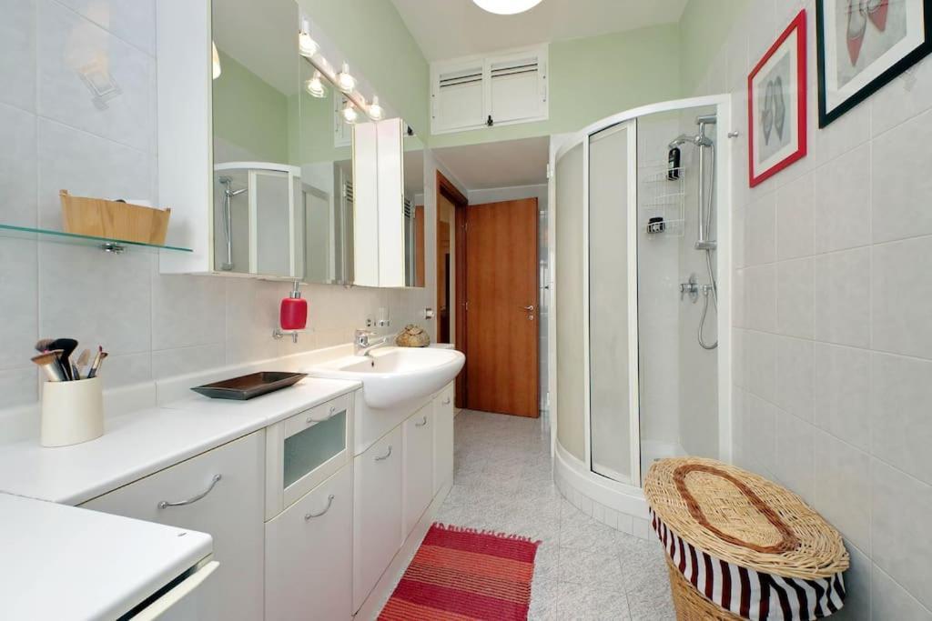 Relax Rome With 2 Balconies - 2 Bedroom Flat, 3Rd Floor With Lift, High Comfort, Quite, A Walk From Urban Train Station Gemelli And Metro A Stops Battistini & Cornelia Connecting To Center In 20 Minutes, 2 Steps From Bus Stop, Cycle Path, Groceries エクステリア 写真