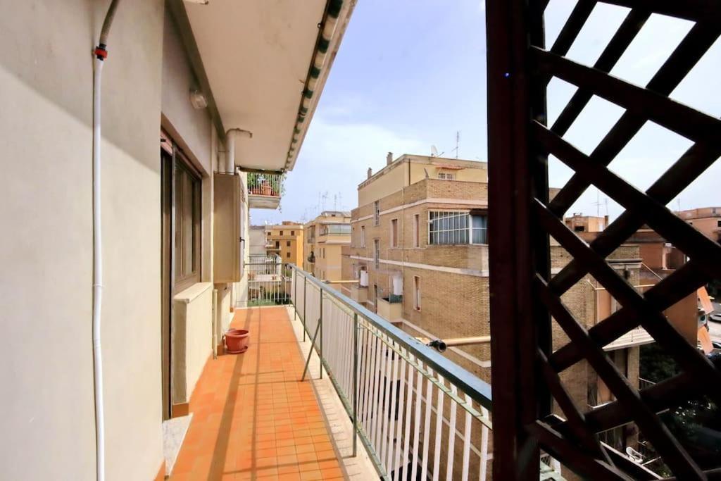 Relax Rome With 2 Balconies - 2 Bedroom Flat, 3Rd Floor With Lift, High Comfort, Quite, A Walk From Urban Train Station Gemelli And Metro A Stops Battistini & Cornelia Connecting To Center In 20 Minutes, 2 Steps From Bus Stop, Cycle Path, Groceries エクステリア 写真